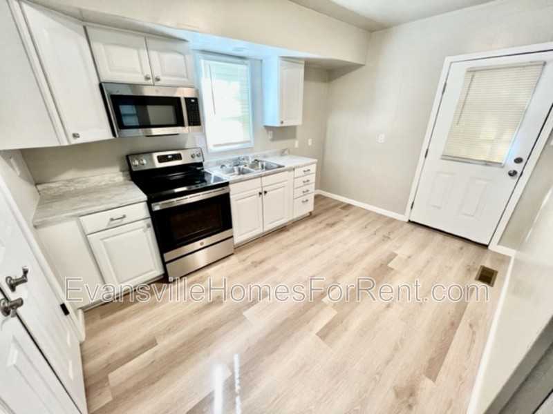 2814 B St - Photo 3 of 7