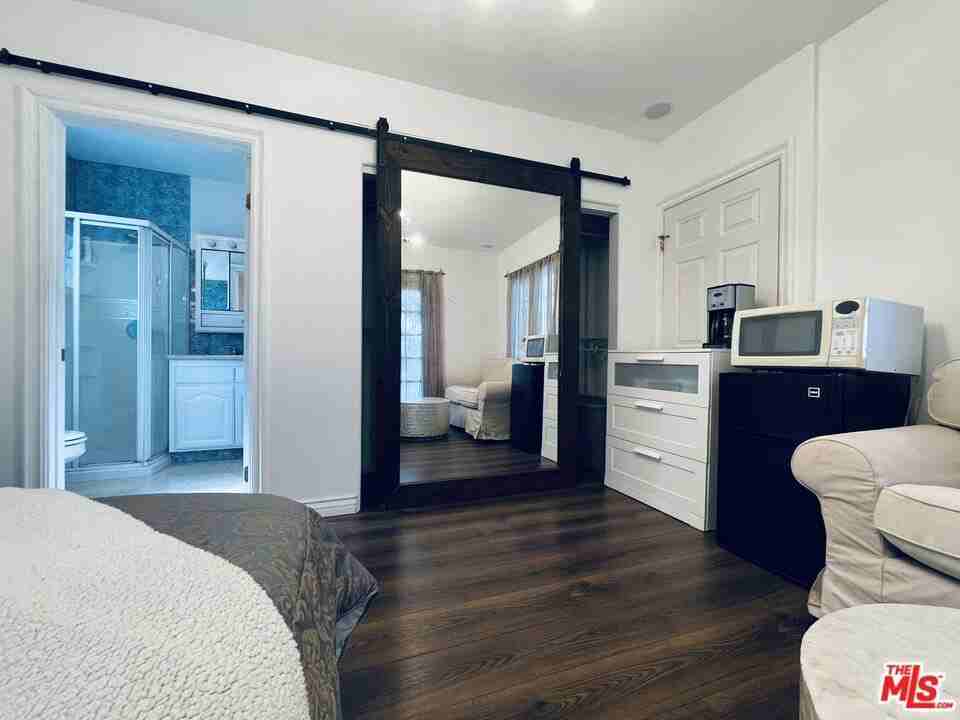 1500 Midvale Ave - Photo 4 of 16