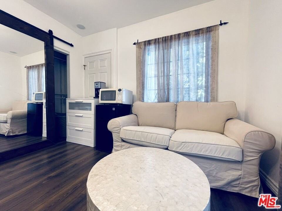 1500 Midvale Ave - Photo 5 of 16