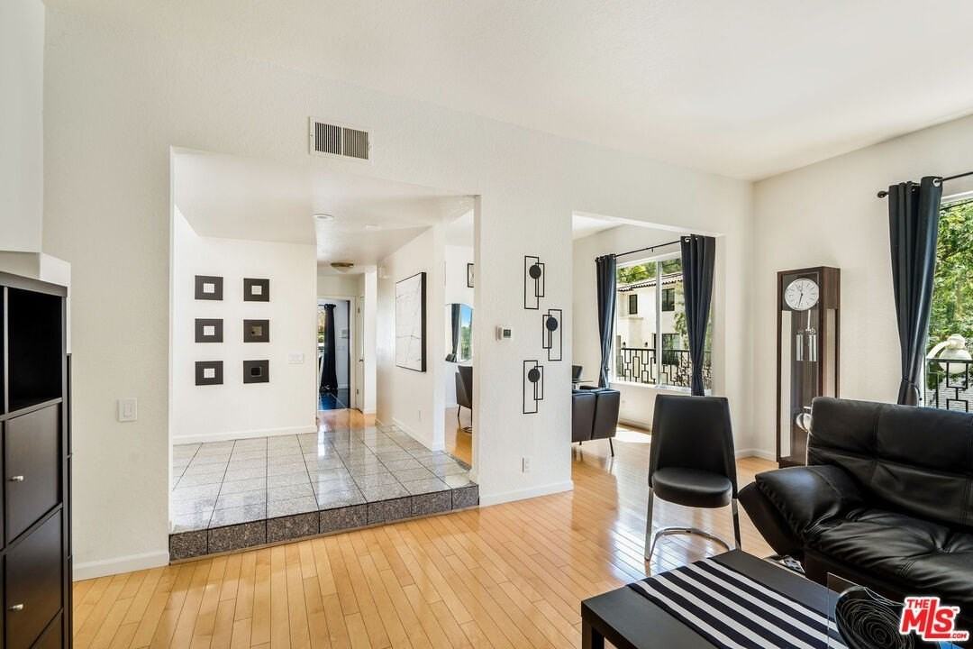 2041 Roscomare Rd - Photo 4 of 46