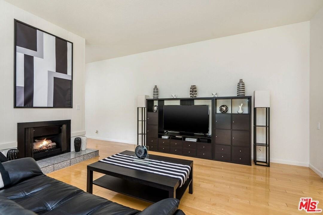 2041 Roscomare Rd - Photo 5 of 46