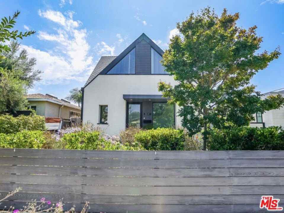 3641 Greenwood Ave - Photo 2 of 37