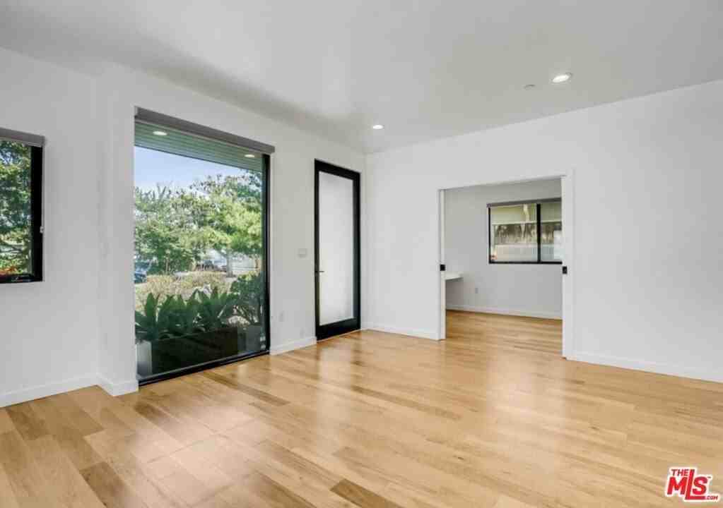 3641 Greenwood Ave - Photo 5 of 37