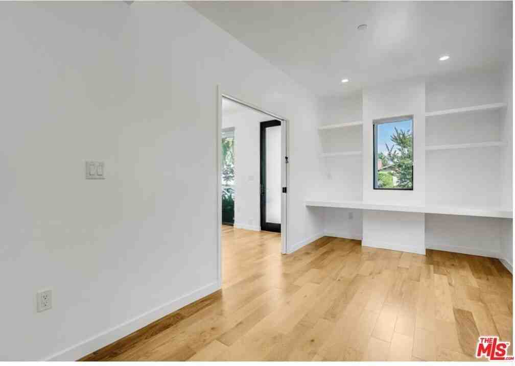 3641 Greenwood Ave - Photo 6 of 37