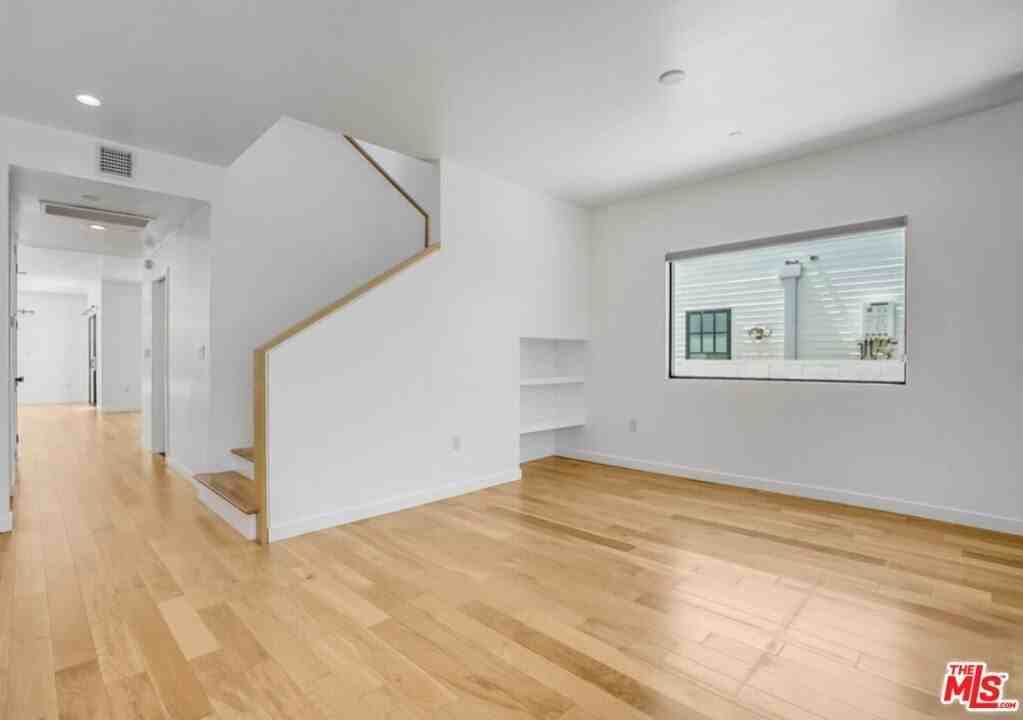 3641 Greenwood Ave - Photo 7 of 37