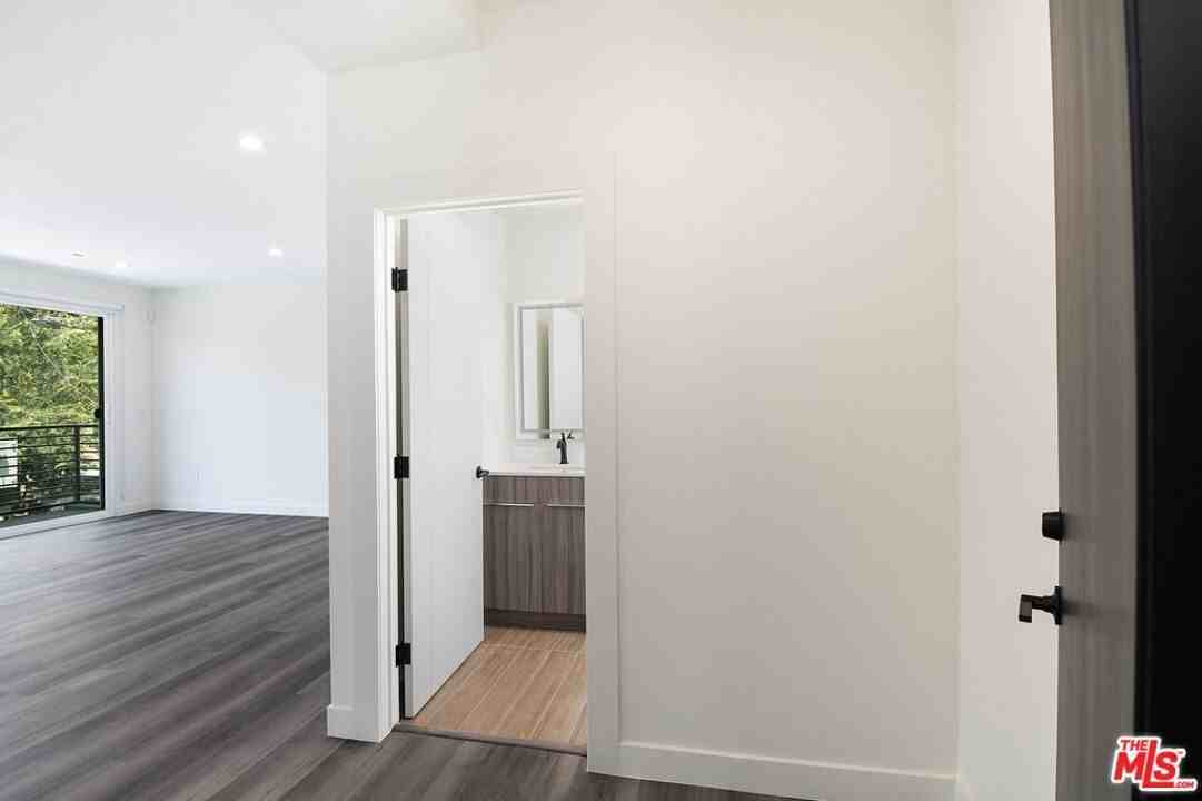 5038 1/2 Riverton Ave - Photo 3 of 21