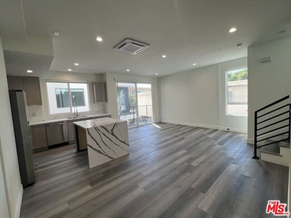 5038 1/2 Riverton Ave - Photo 4 of 21