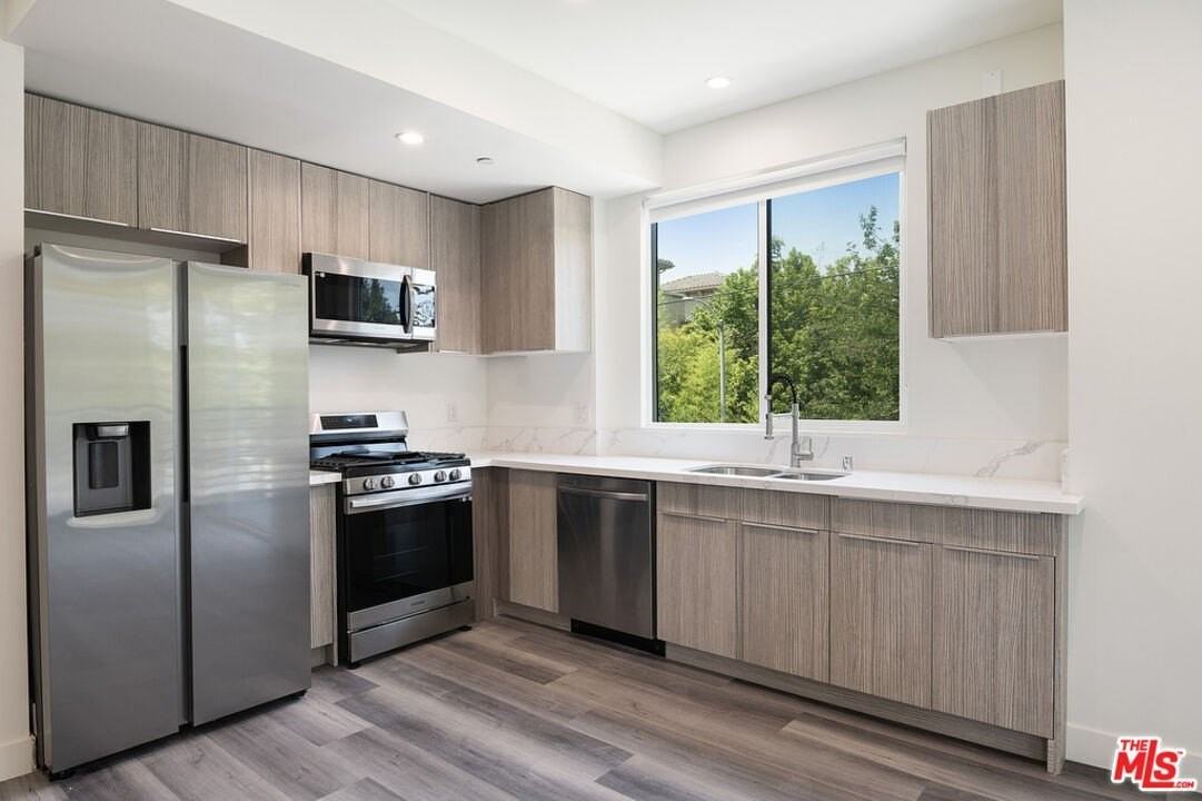 5038 1/2 Riverton Ave - Photo 7 of 21