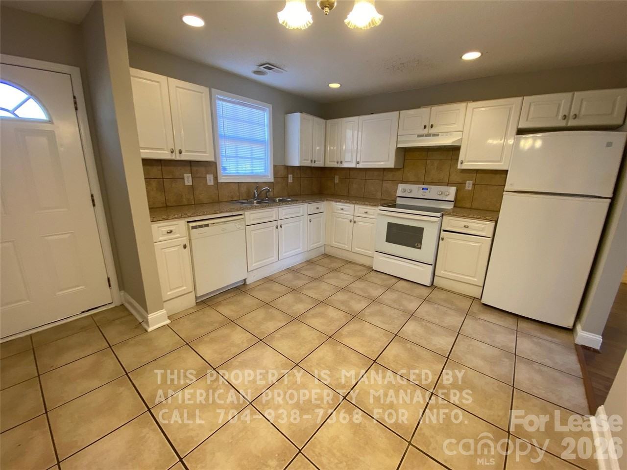 911 Skyland St - Photo 3 of 11