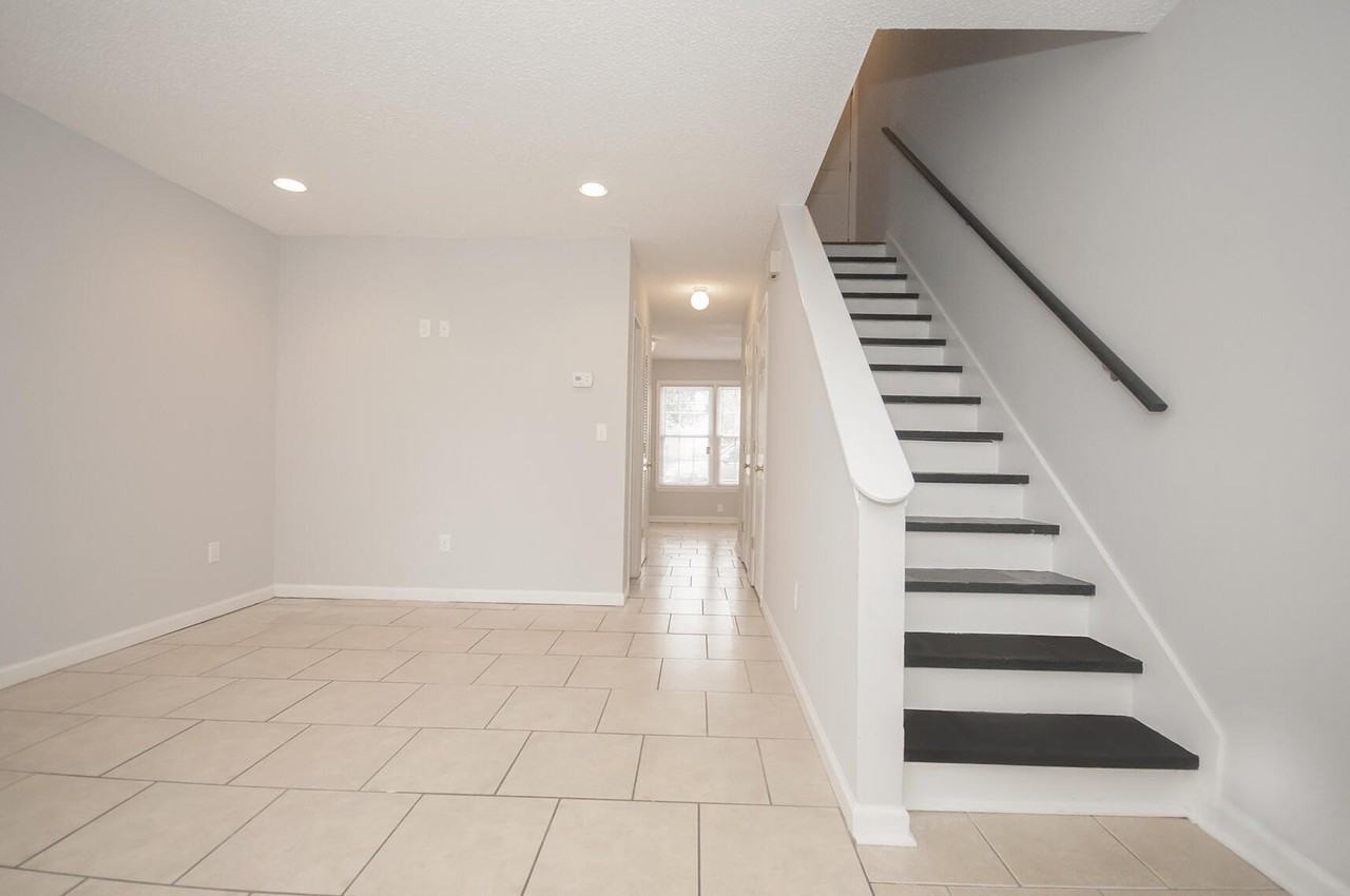 9 Anderson Ave Apt B #B - Photo 2 of 17