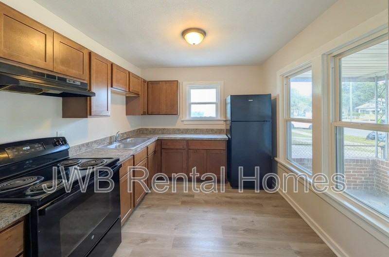 6836 N Pearl St - Photo 4 of 13