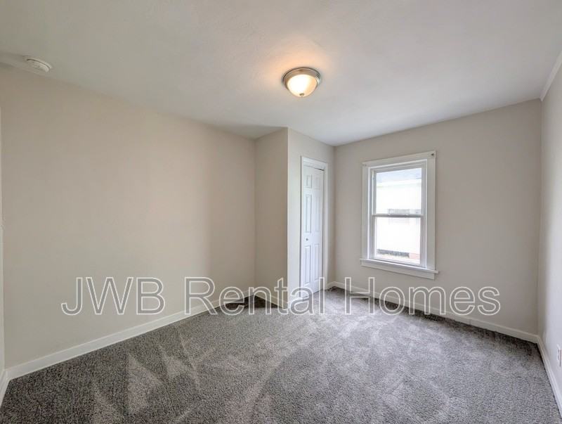 6836 N Pearl St - Photo 6 of 13