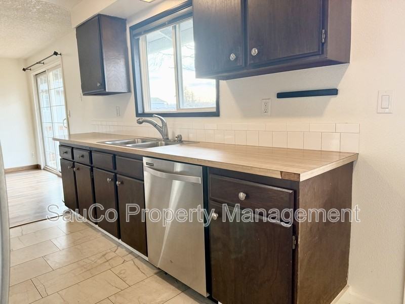 425 S 8th St - Photo 3 of 10