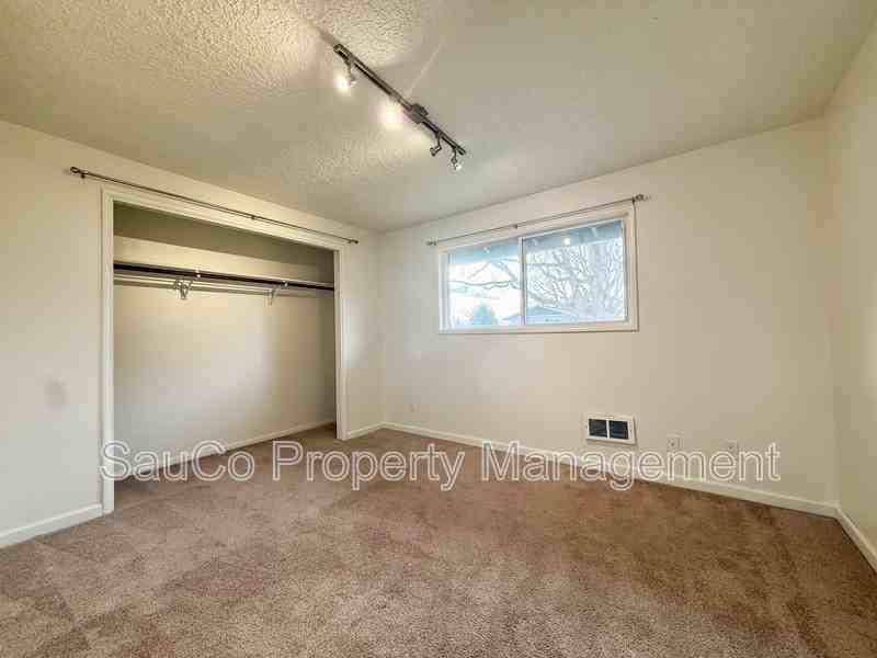 425 S 8th St - Photo 6 of 10