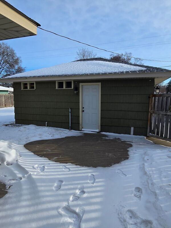 5800 Girard Ave N - Photo 6 of 32