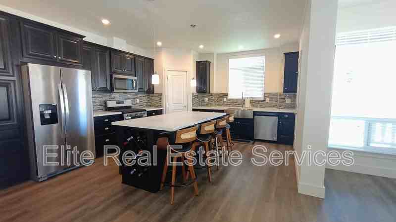 1053 Madison Ave - Photo 2 of 31