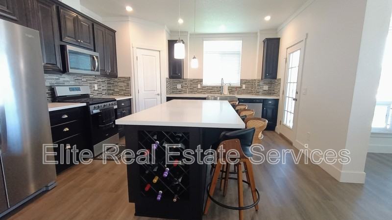 1053 Madison Ave - Photo 3 of 31