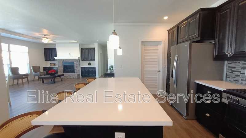 1053 Madison Ave - Photo 4 of 31