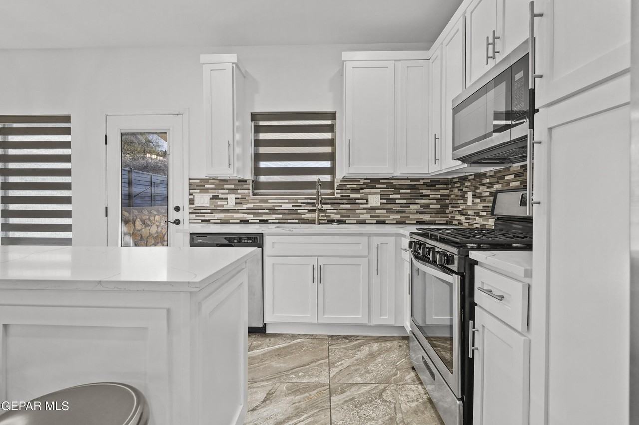 6315 Escondido Dr Apt J #J - Photo 3 of 38