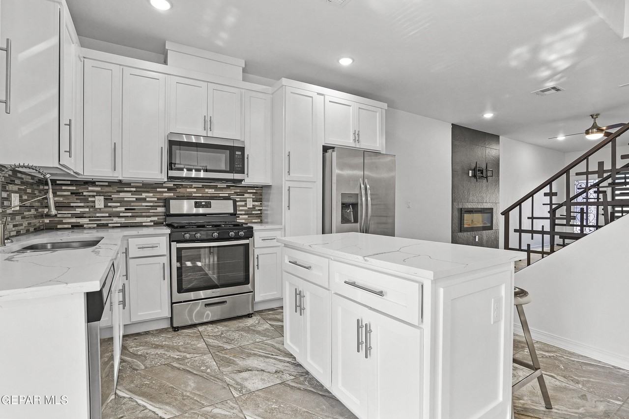 6315 Escondido Dr Apt J #J - Photo 4 of 38