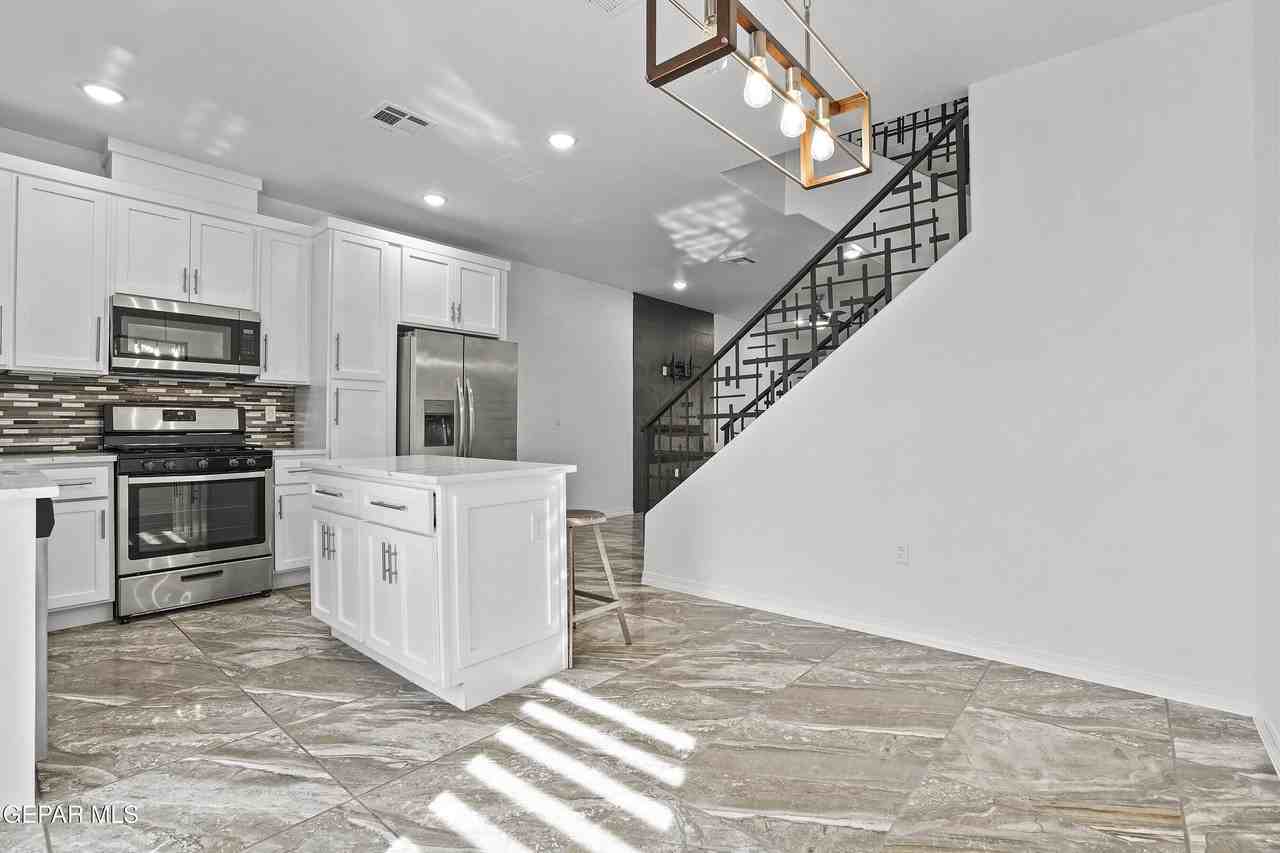 6315 Escondido Dr Apt J #J - Photo 5 of 38