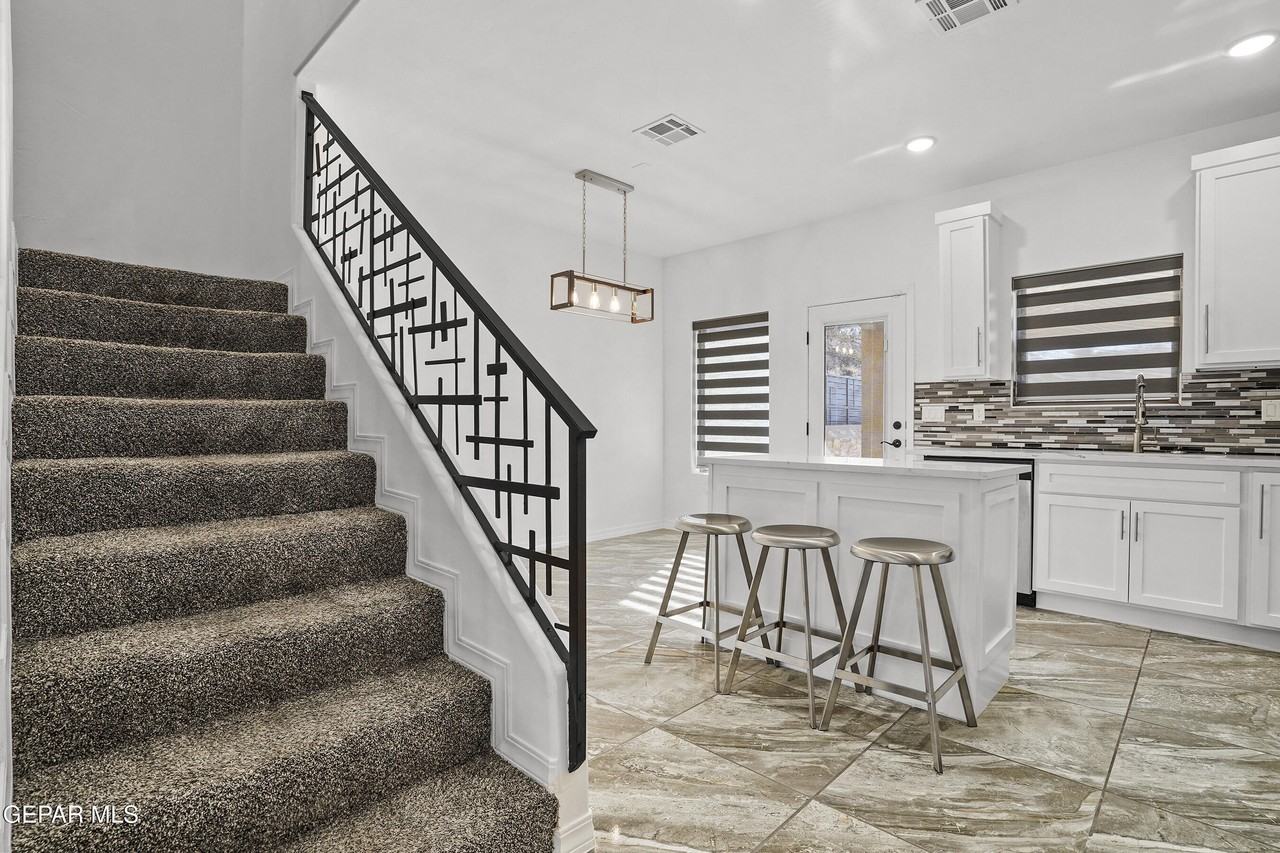 6315 Escondido Dr Apt J #J - Photo 6 of 38