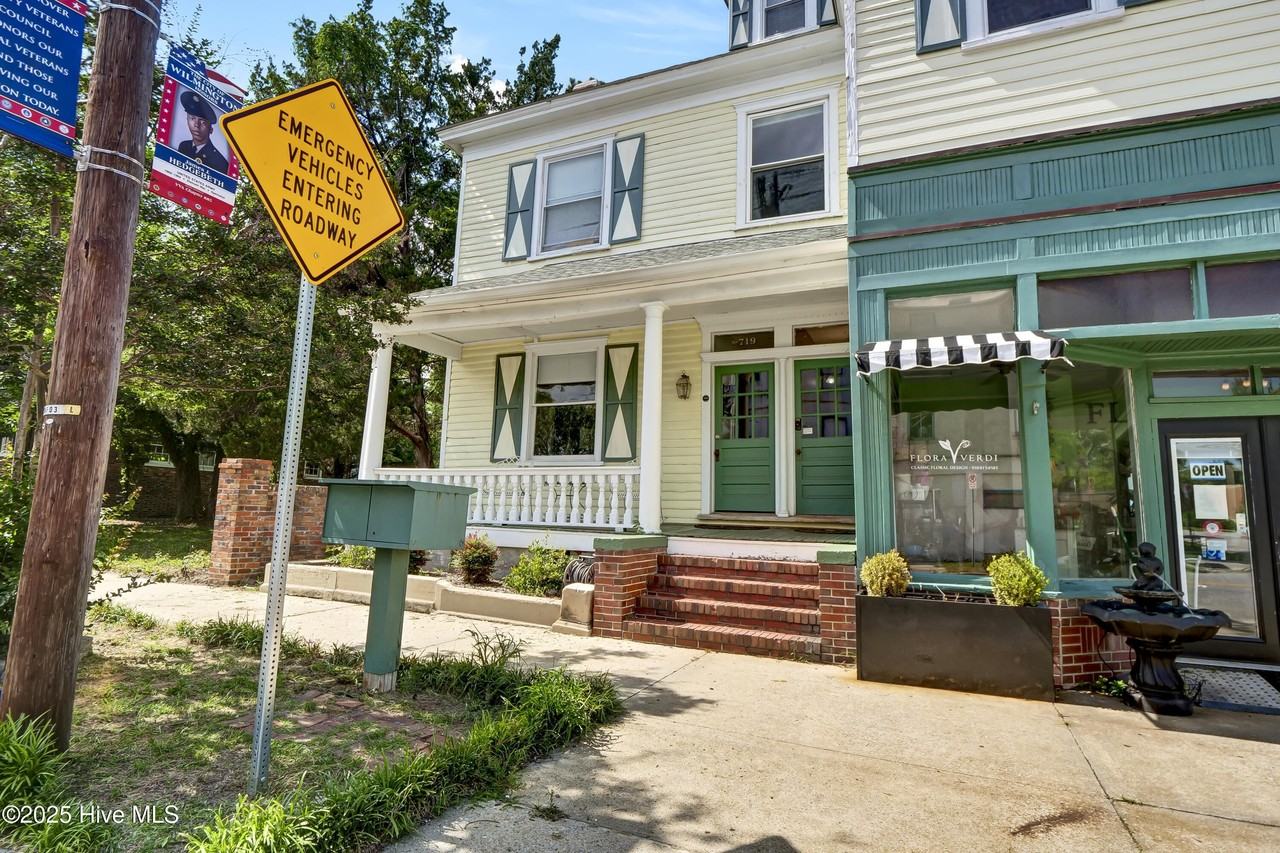 727 Princess St - Photo 2 of 17