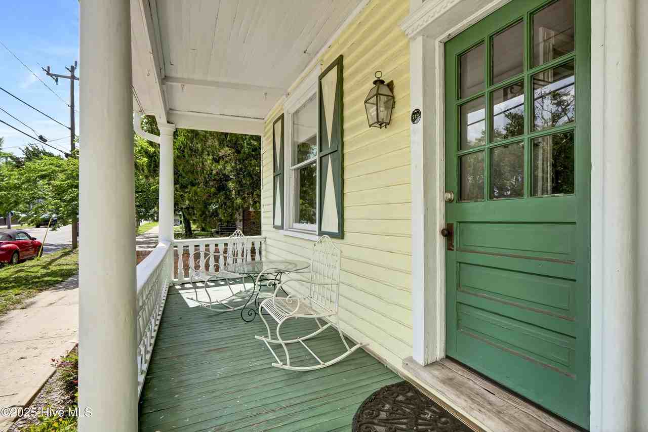 727 Princess St - Photo 3 of 17