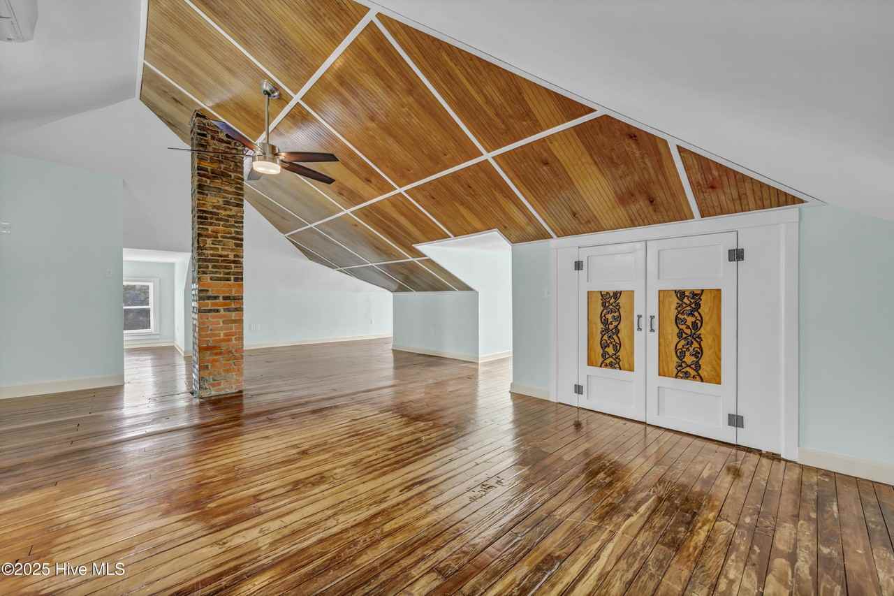 727 Princess St - Photo 5 of 17