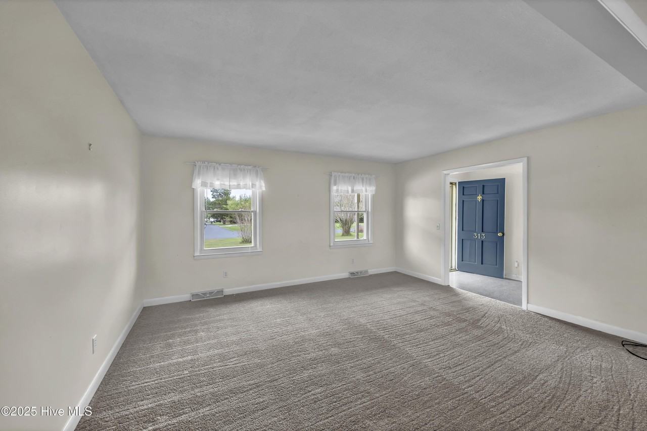 313 Monterey Dr - Photo 4 of 26