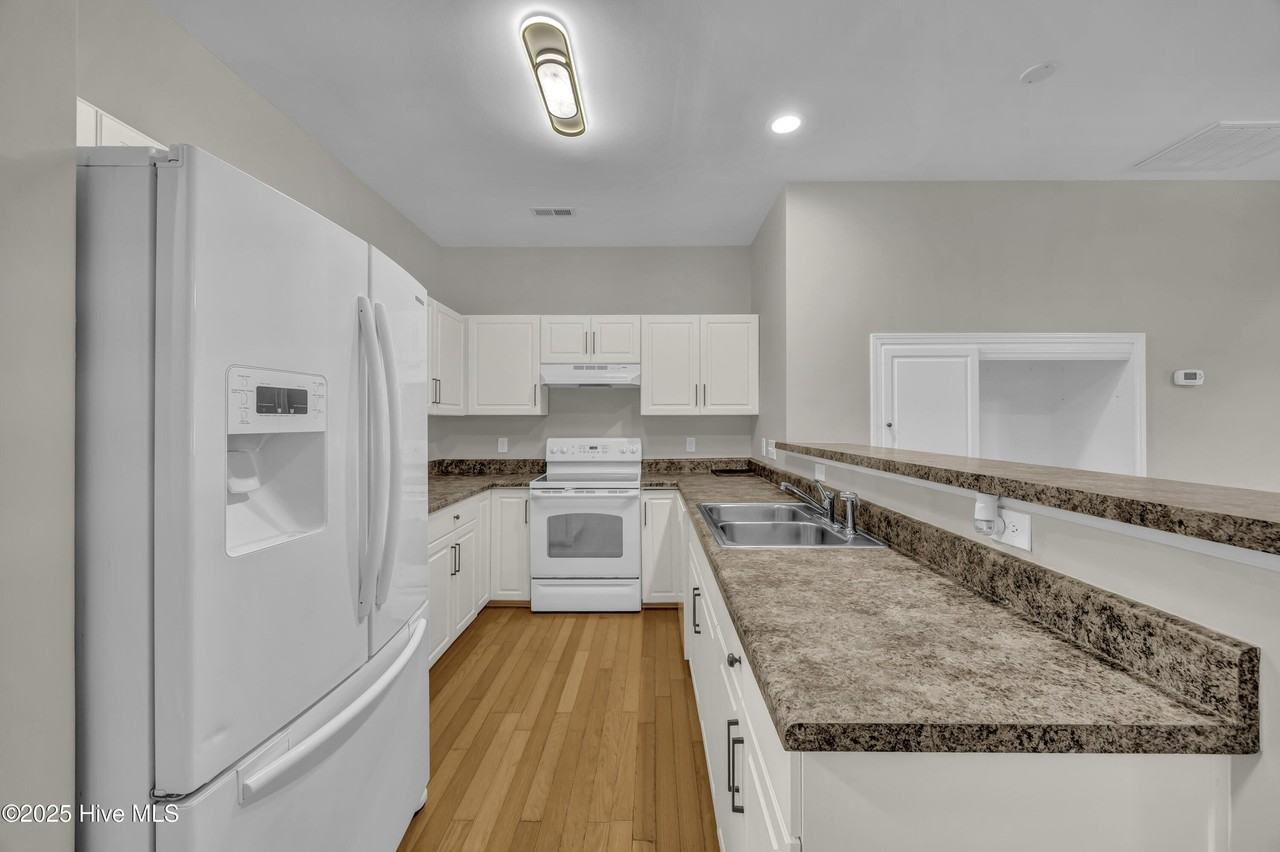 915 Downey Branch Ln - Photo 3 of 25