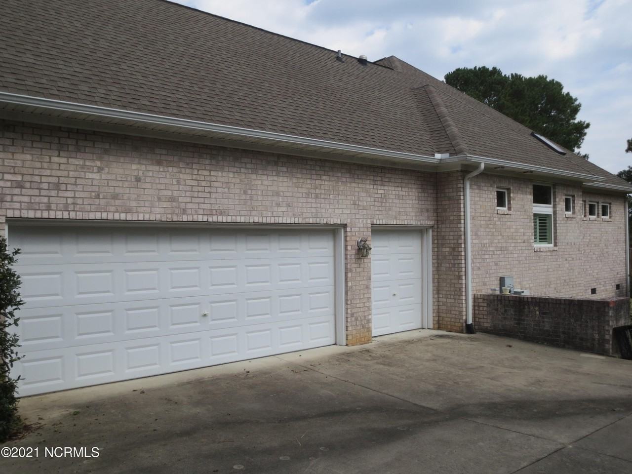 8 Country Club Blvd - Photo 2 of 21