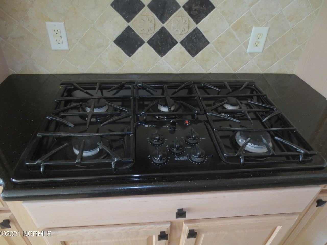 8 Country Club Blvd - Photo 7 of 21