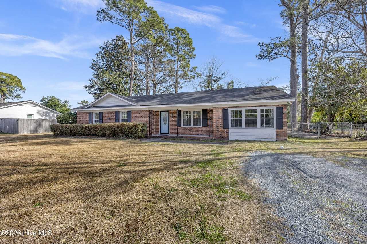 1006 Kenningston St - Photo 3 of 26