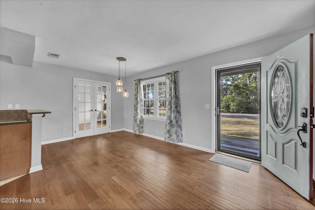 1006 Kenningston St - Photo 5 of 26