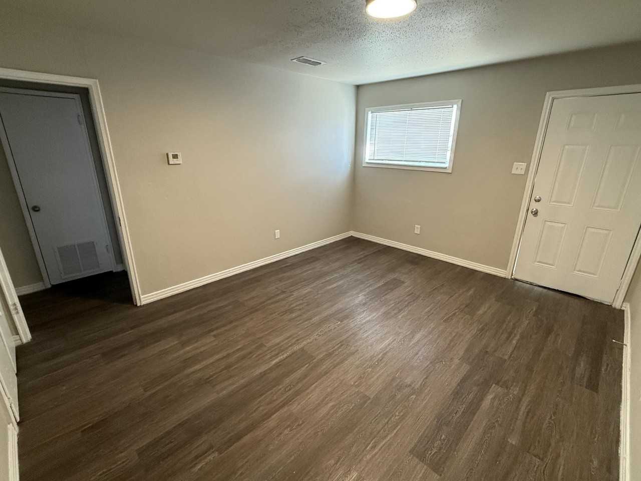 4211 35th St Apt A #A - Photo 2 of 6