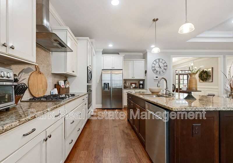 215 Harrison Pond Dr - Photo 5 of 33