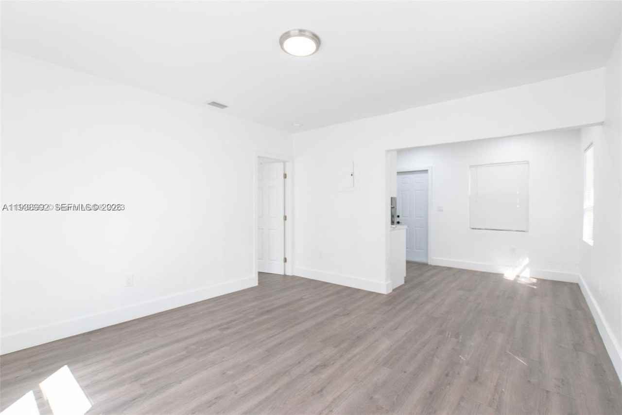 6330 Ne 1st Pl #6330 - Photo 4 of 14