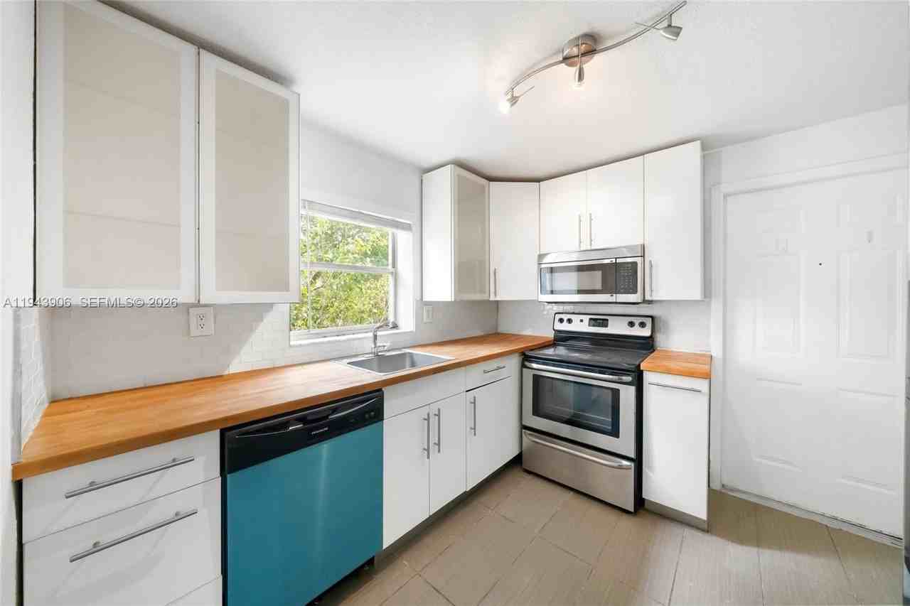 3262 Elizabeth St #4 - Photo 4 of 13