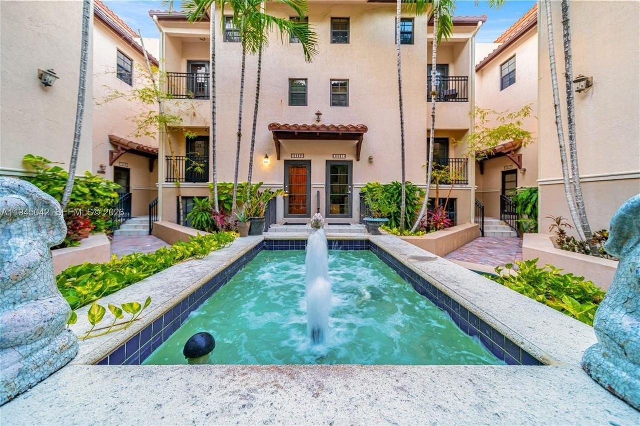 2829 Coconut Ave #2829 - Photo 2 of 28