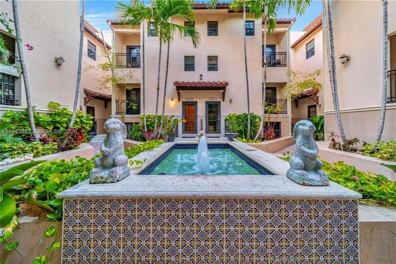 2829 Coconut Ave #2829 - Photo 3 of 28