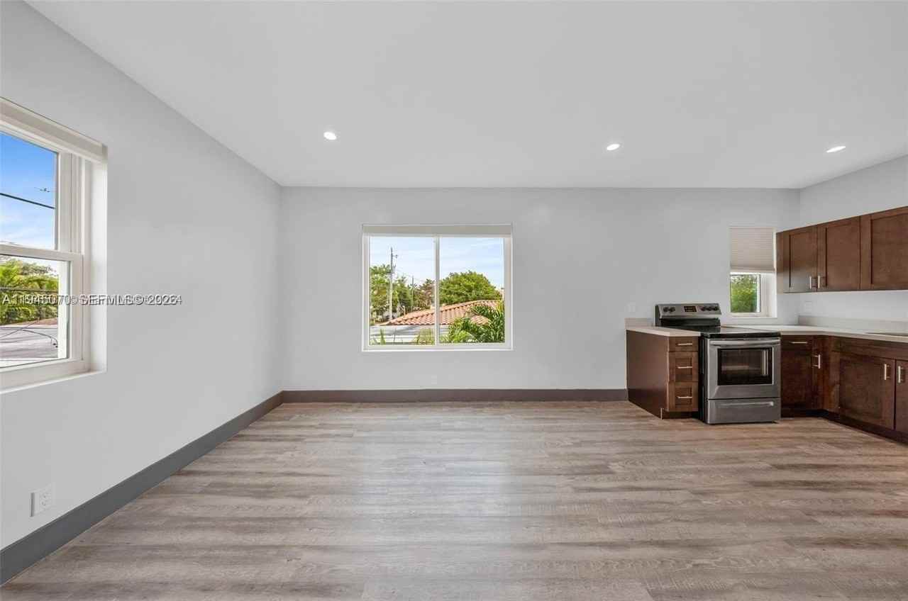 1020 Sw 23rd Ave #3 - Photo 2 of 15