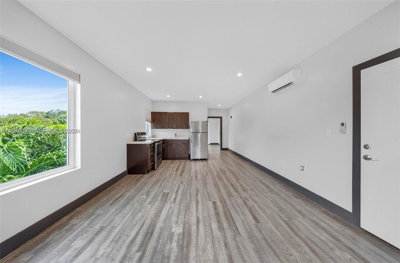 1020 Sw 23rd Ave #3 - Photo 3 of 15