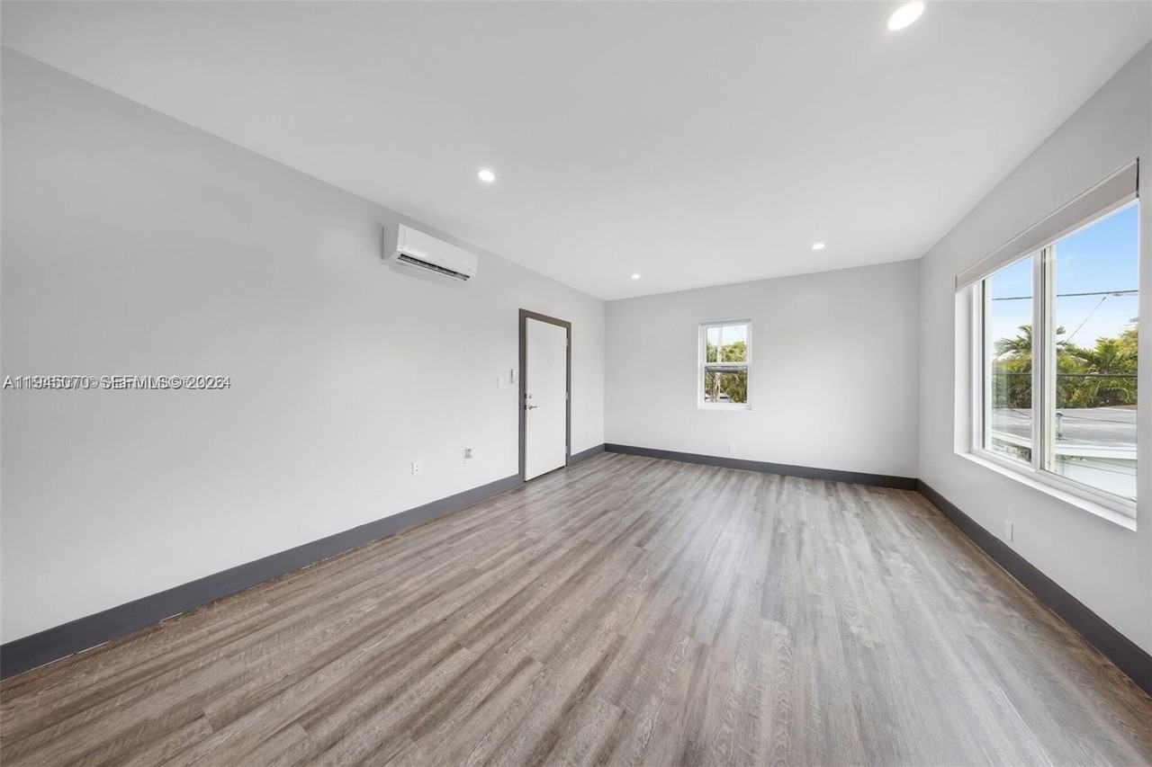 1020 Sw 23rd Ave #3 - Photo 5 of 15