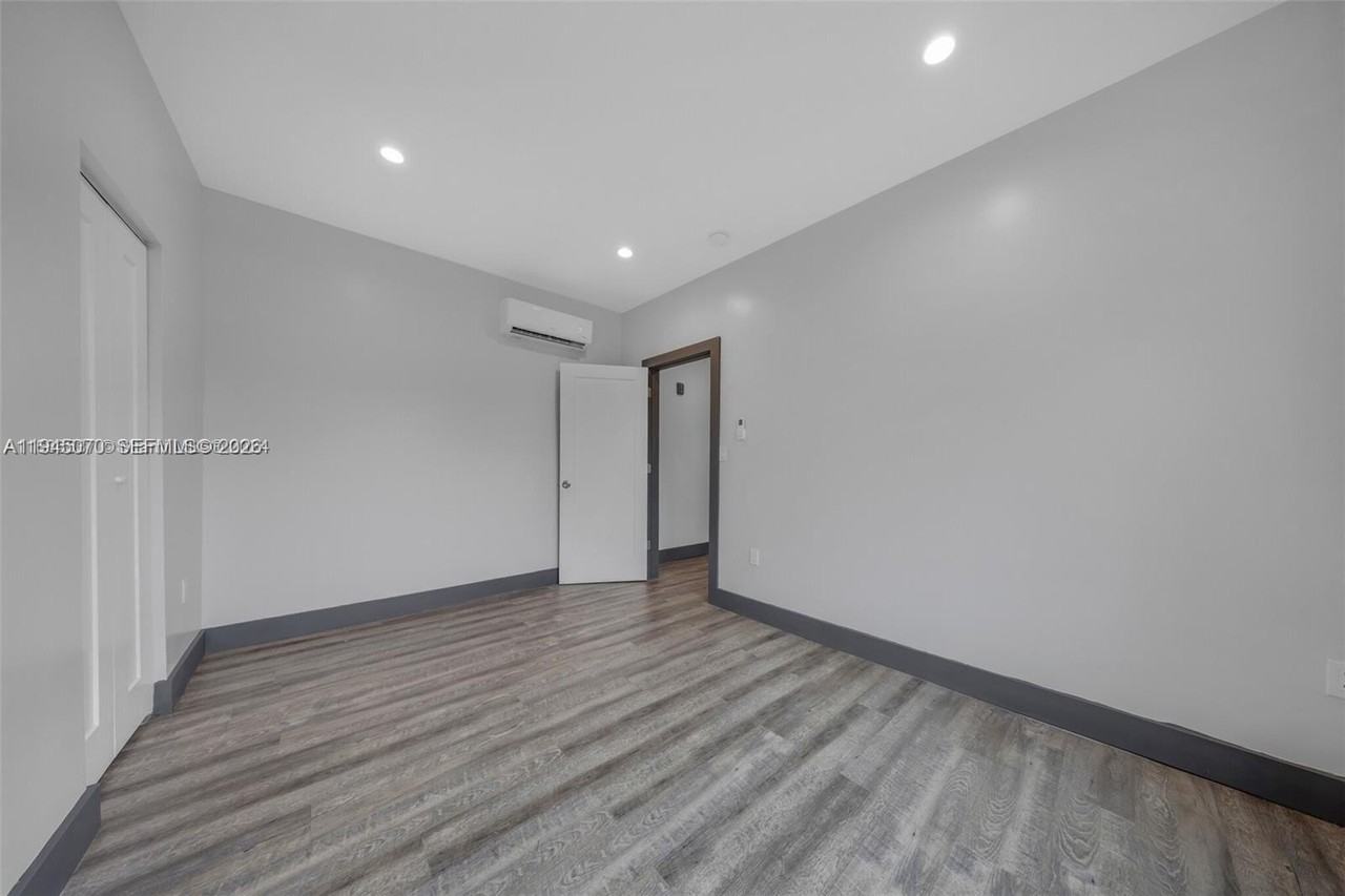 1020 Sw 23rd Ave #3 - Photo 6 of 15