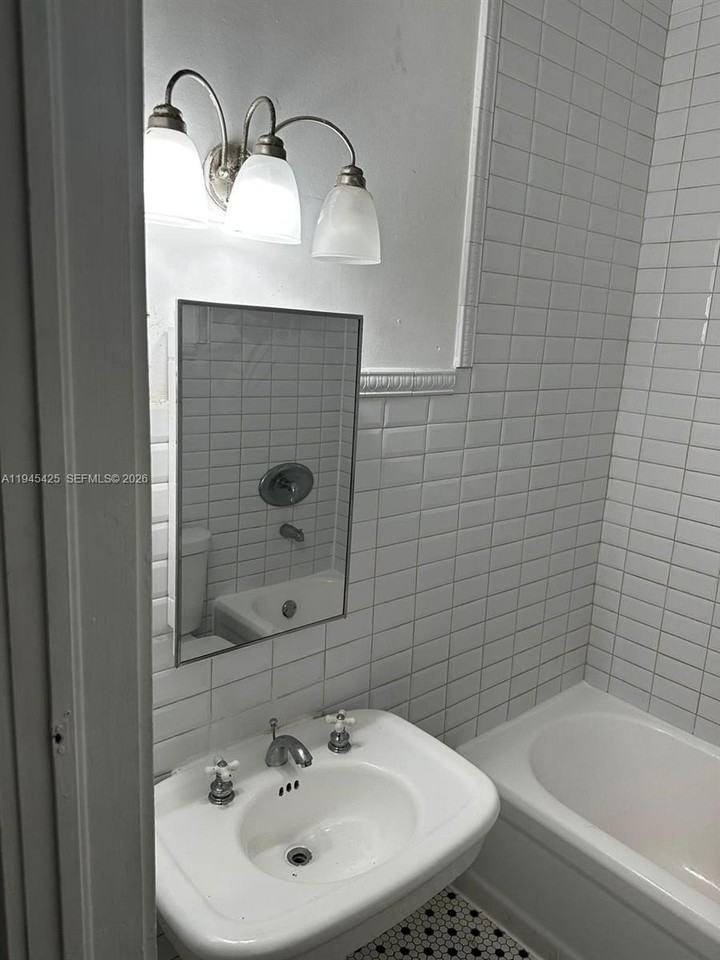 4116 Sw 13th Ter - Photo 5 of 8