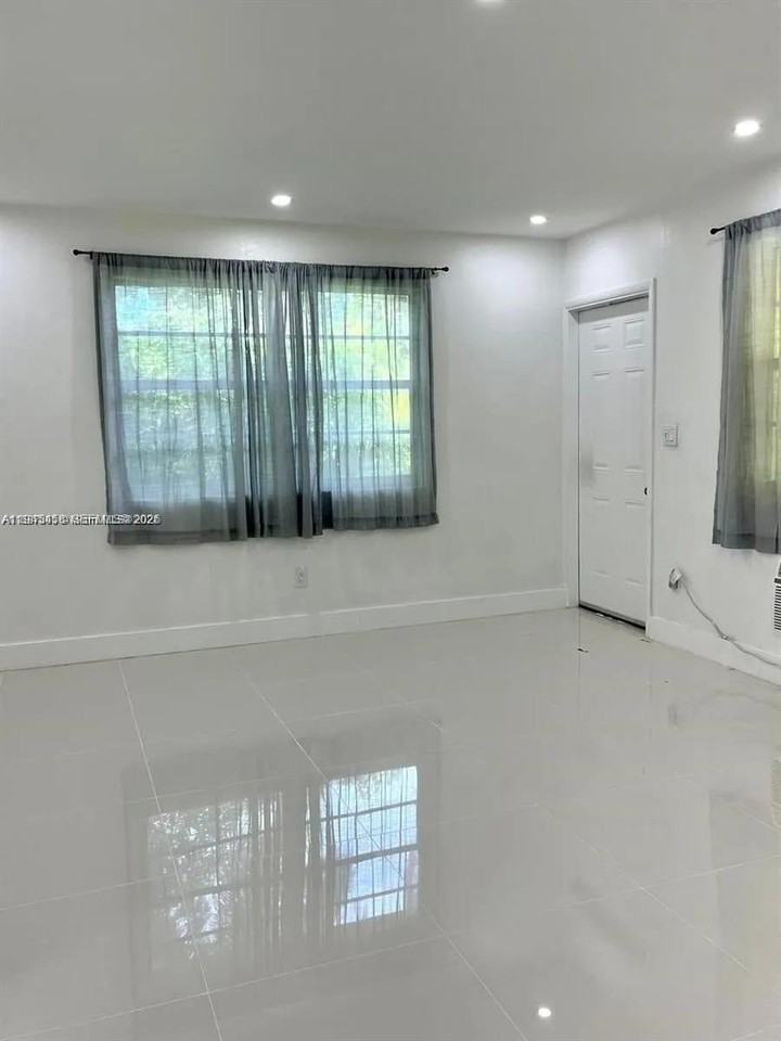 725 Ne 126th St #5 - Photo 2 of 8