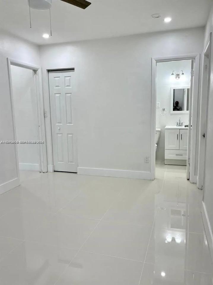 725 Ne 126th St #5 - Photo 3 of 8