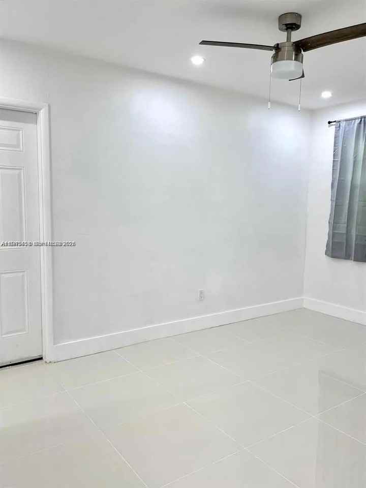 725 Ne 126th St #5 - Photo 4 of 8