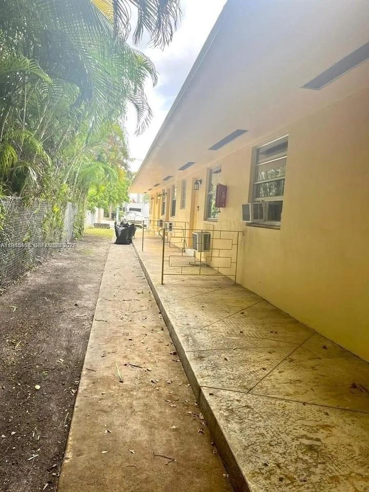 725 Ne 126th St #5 - Photo 7 of 8